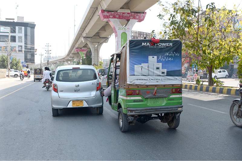 Auto-Rickshaw Driver Propels Vehicle Using Foot After Running Out of Fuel