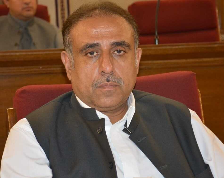 Minister Emphasizes Improving C&W Department Performance