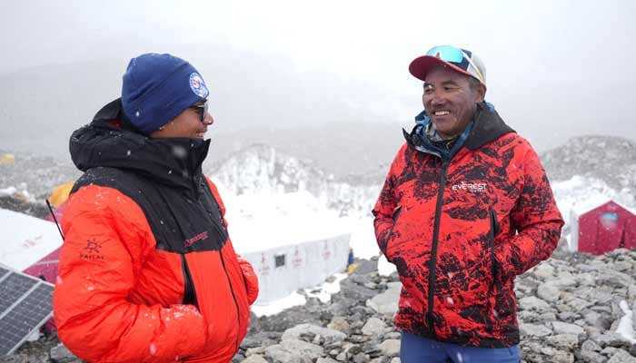 Nepali Sherpa Scales Mount Everest for Record 32nd Time