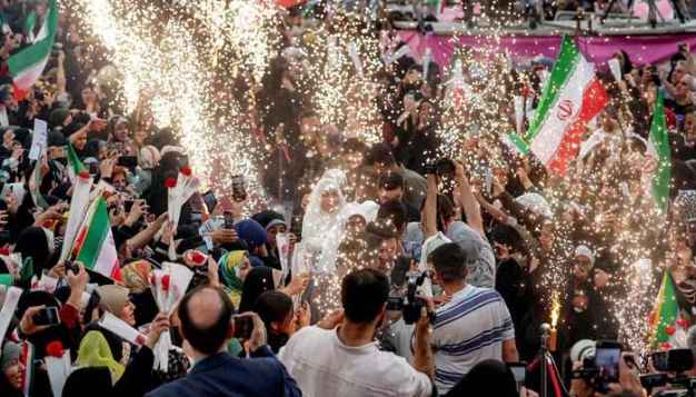 Iran Holds Mass Weddings for Couples Ready for War Sacrifice