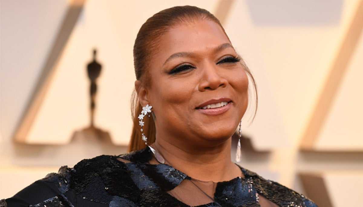 Queen Latifah hosts 2026 AMAs with rare family appearance
