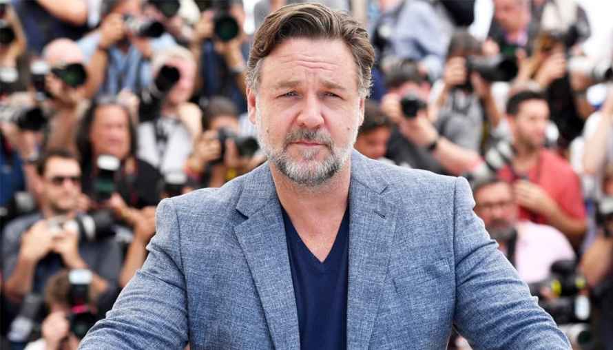 Russell Crowe's Tense Moment with Fans Sparks Mixed Reaction
