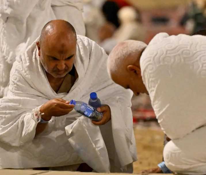 Millions of Hajj Pilgrims Begin Pebble Collection at Muzdalifah