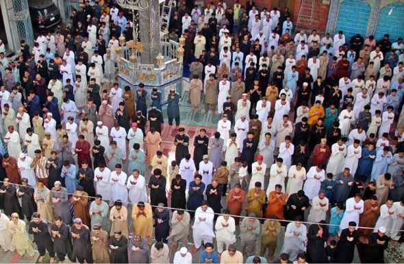 Thousands of Devotees Gather for Eidul Azha Prayers at Pakistan Chowk in Larkana