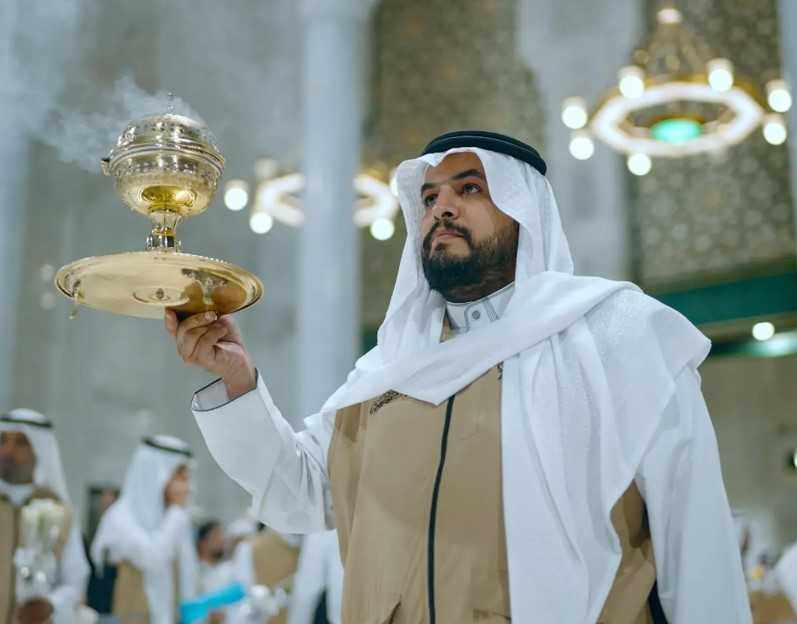Pilgrims Welcomed with Roses and Incense at Grand Mosque After Eid Sacrifice Ritual in Saudi Arabia