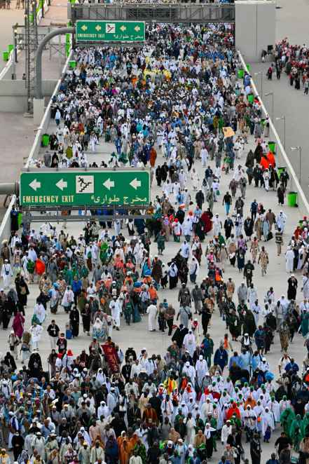 Pakistani Pilgrims Join Millions in Completing Second Day of Tashreeq Stoning Ritual