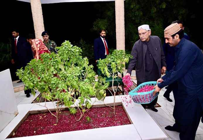 President Asif Ali Zardari Honors Father’s Memory with Fateha and Flowers at Baloo Ja Quba