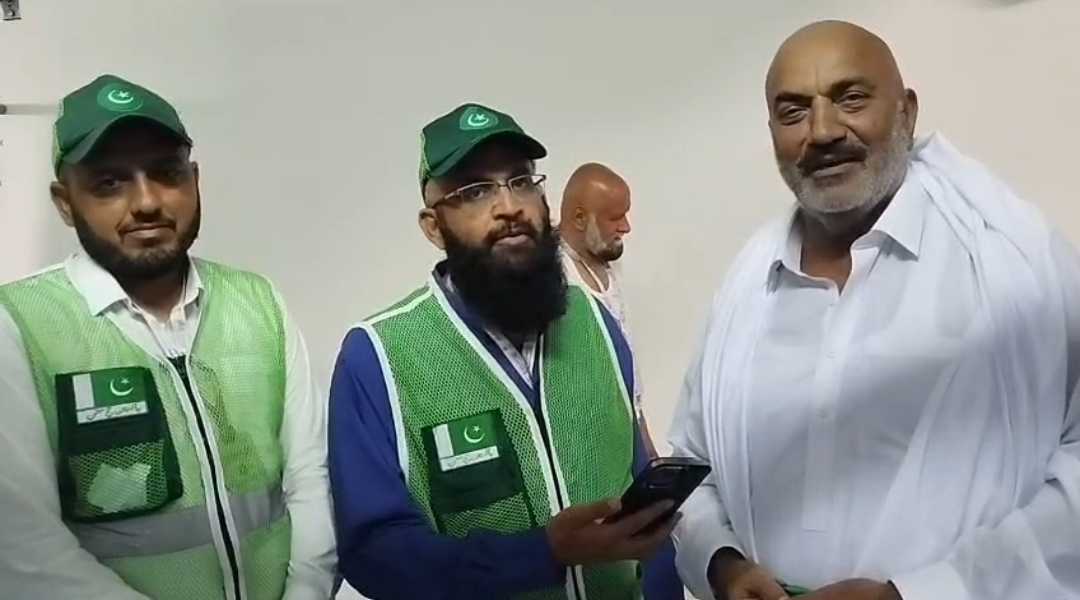 Pakistani Hajj Mission Officers Return Lost Bags Containing Over 750,000 Rupees to Pilgrims in Mina