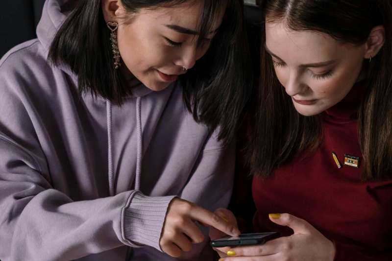Teens Using Social Media More Likely to Try Cannabis, Study Suggests