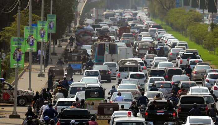 Nearly 100 e-challans issued for lane violations on Sharea Faisal with 'leniency'