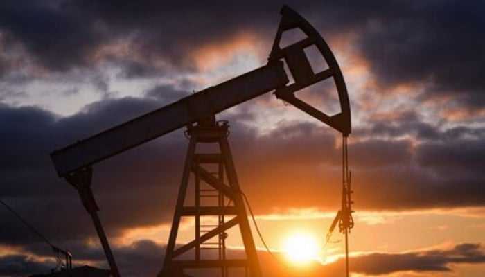 Oil Falls on Hopes of Broader Peace After Lebanon, Israel Ceasefire