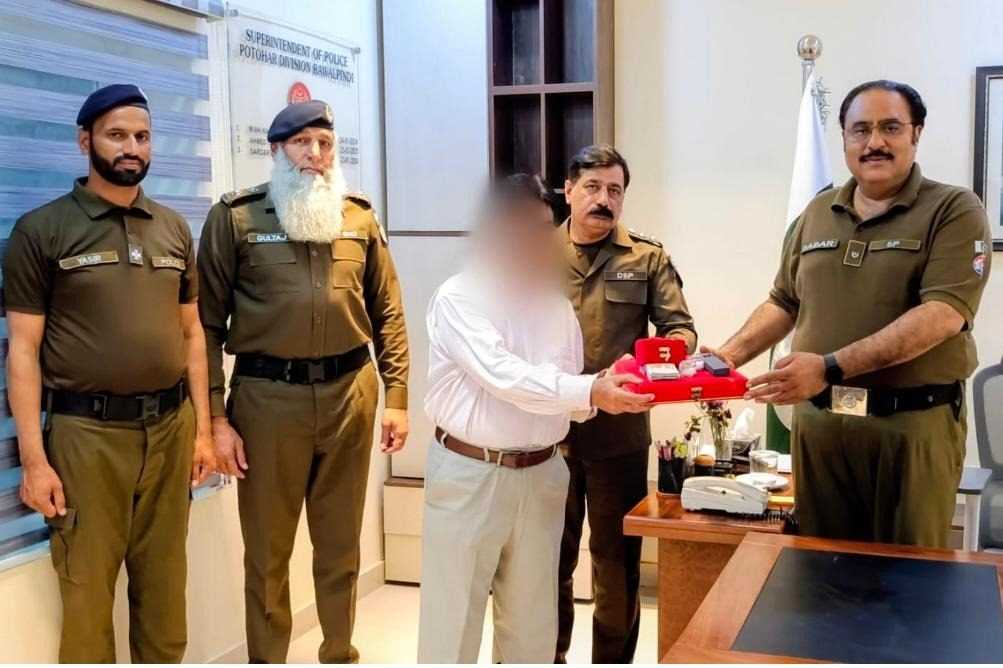 Two Proclaimed Offenders Arrested; Stolen Gold and Cash Worth Over Rs4.3 Million Recovered